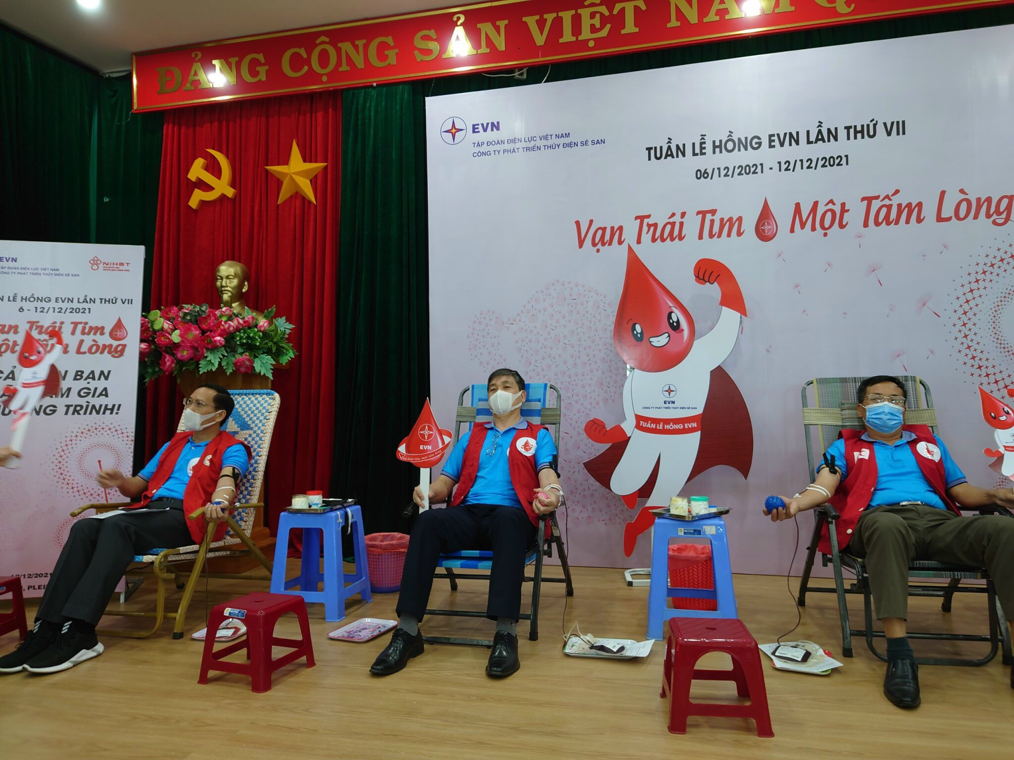 A group of people sitting in chairsDescription automatically generated with low confidence