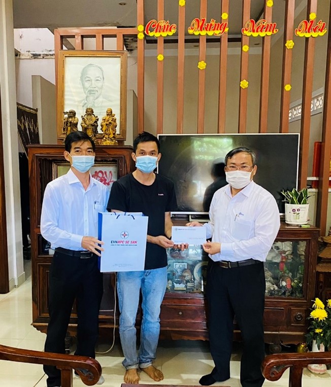 A group of men wearing masks and holding a certificateDescription automatically generated with low confidence