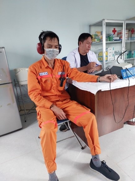A person in an orange suitDescription automatically generated with low confidence