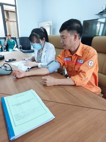 Two people sitting at a tableDescription automatically generated with medium confidence