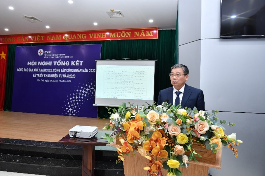 A person standing at a podiumDescription automatically generated with low confidence
