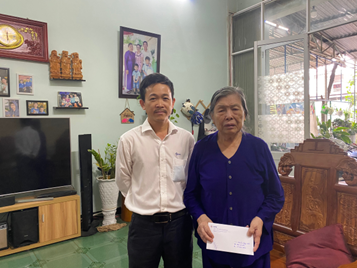 Two people holding a piece of paperDescription automatically generated with medium confidence