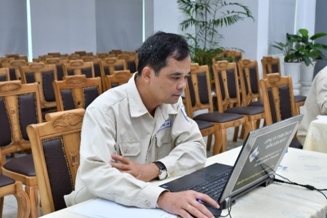 A person sitting at a table using a computerDescription automatically generated with medium confidence