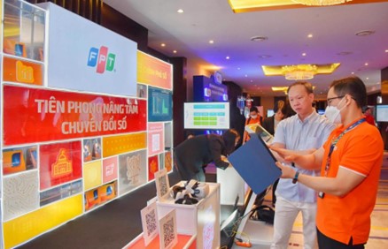 Khách hàng tìm hiểu giải pháp FPT.AI tại Diễn đàn Vietnam-ASIA DX Summit 2022. Ảnh: VGP