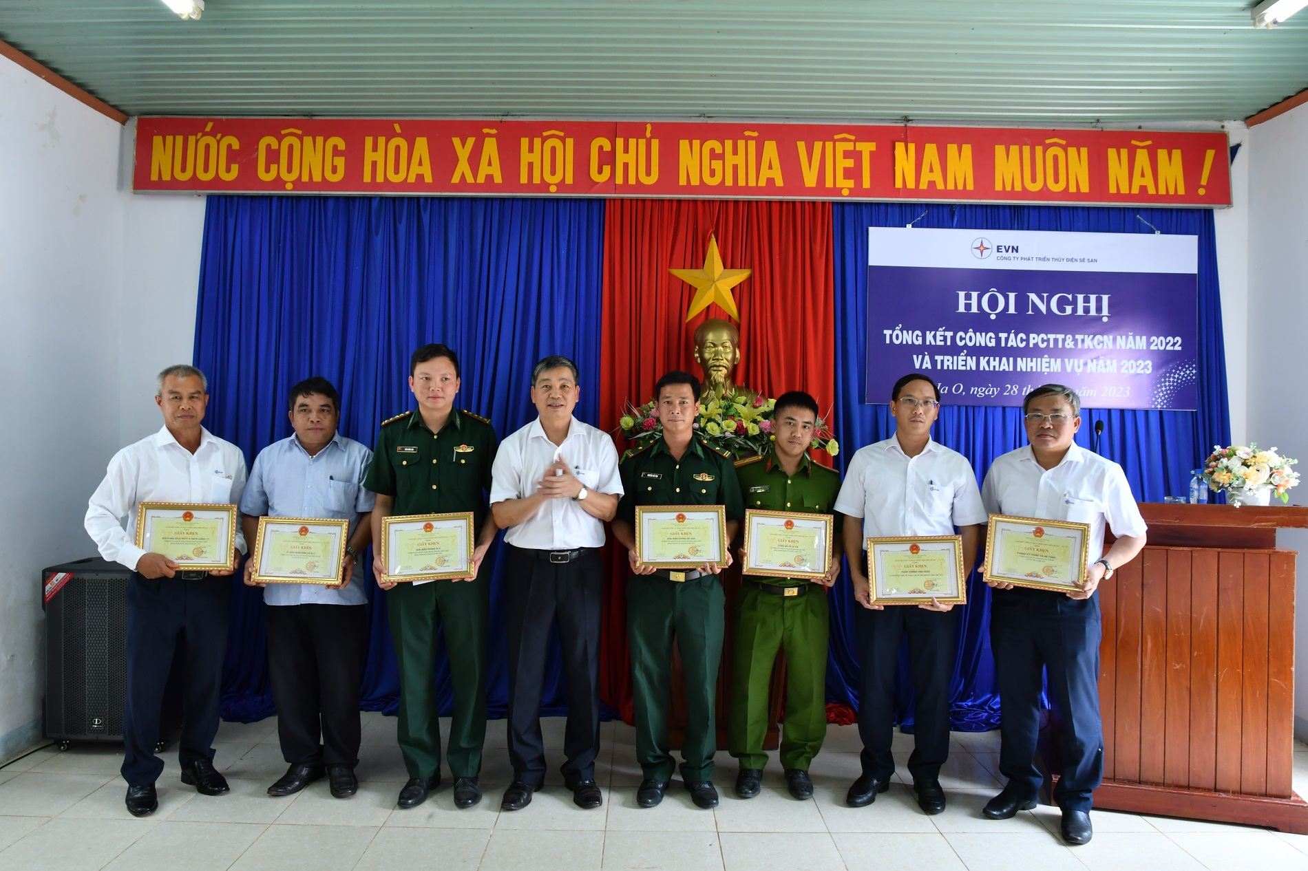 A group of people holding certificatesDescription automatically generated with medium confidence