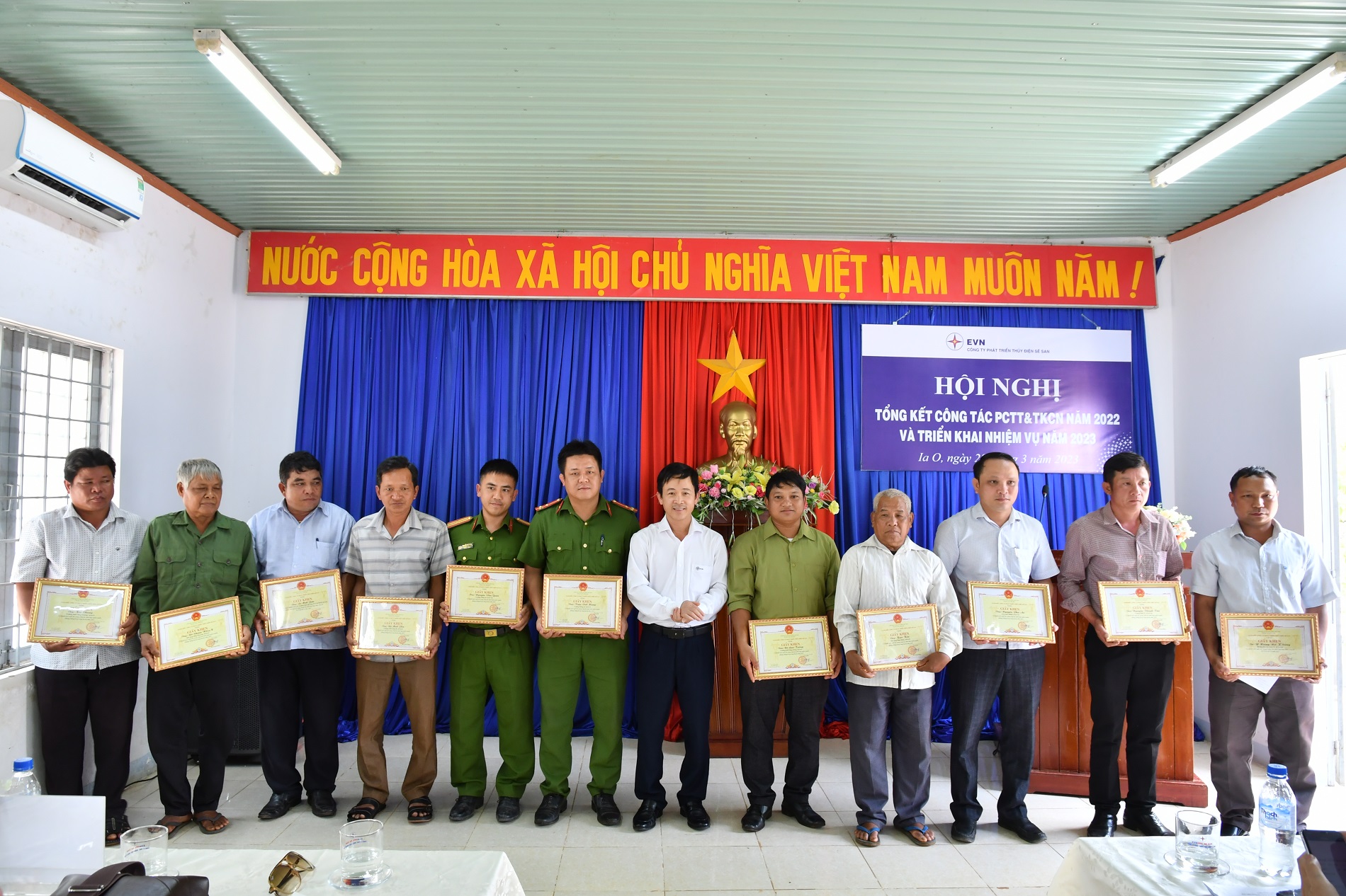 A group of people holding certificatesDescription automatically generated with medium confidence