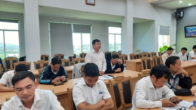 A group of people sitting in a roomDescription automatically generated with medium confidence