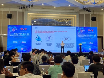 &Ocirc;ng L&ecirc; Nguyễn Trường Giang, Viện trưởng Viện chiến lược chuyển đổi số tr&igrave;nh b&agrave;y tham luận tại hội thảo.