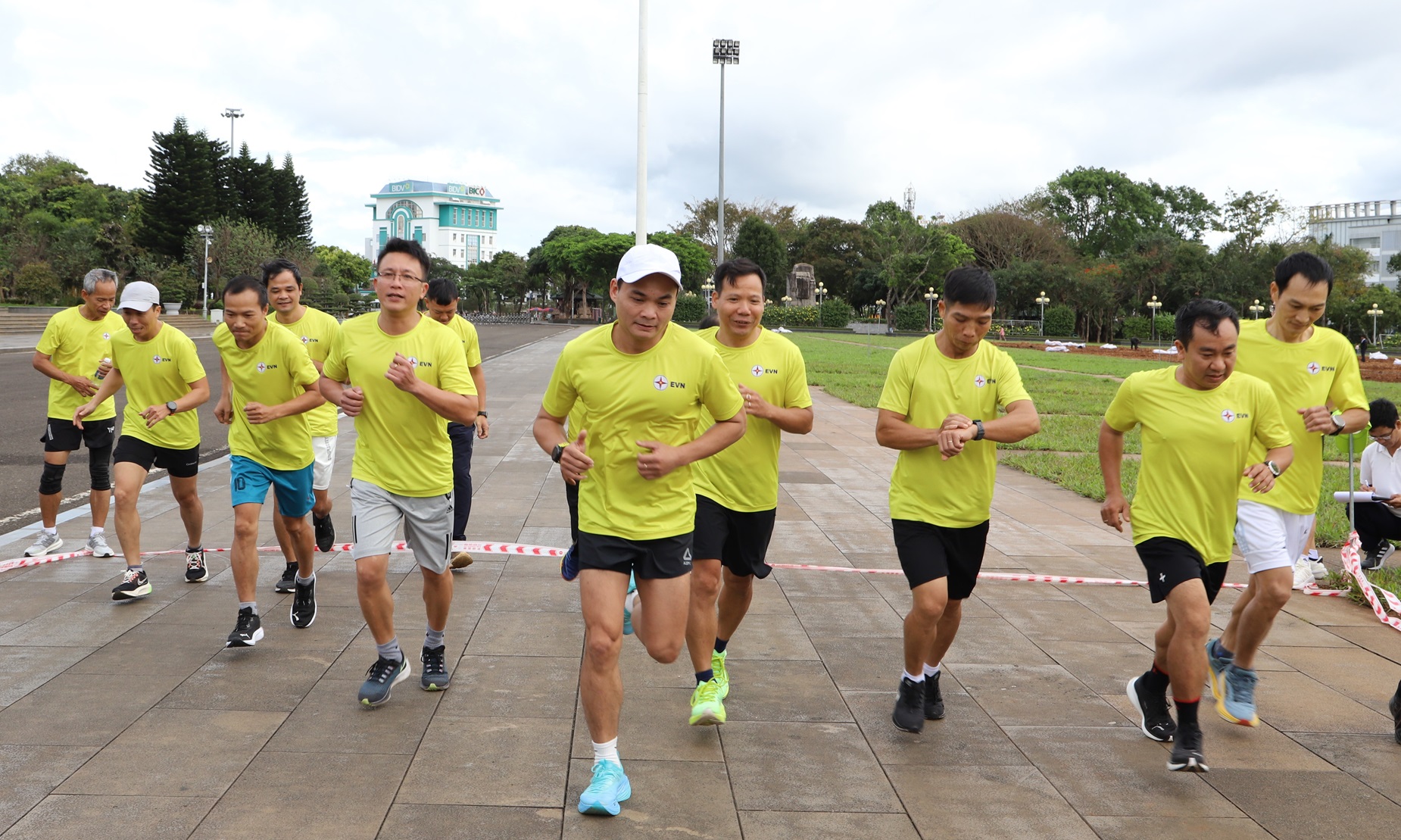A group of people runningDescription automatically generated