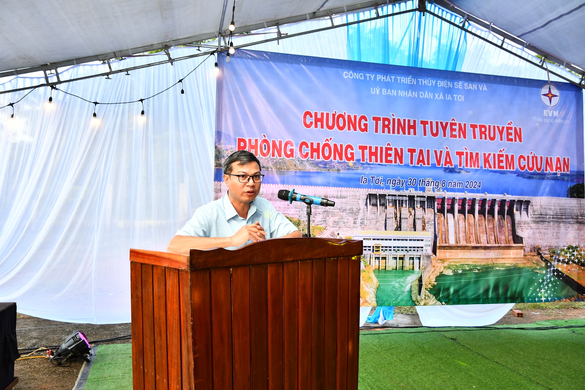 A person standing at a podiumDescription automatically generated