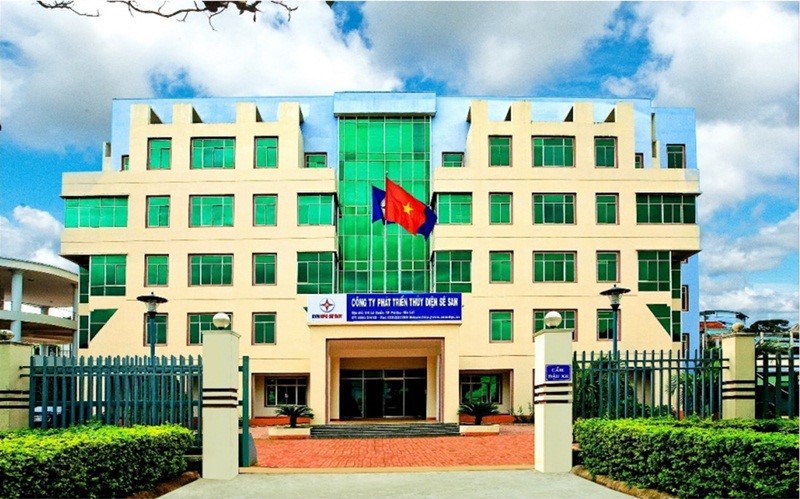 A building with a flag in front of itDescription automatically generated